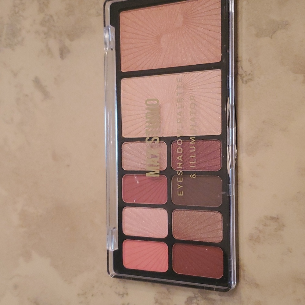 Max Studio Eyeshadow Palette & Illuminator